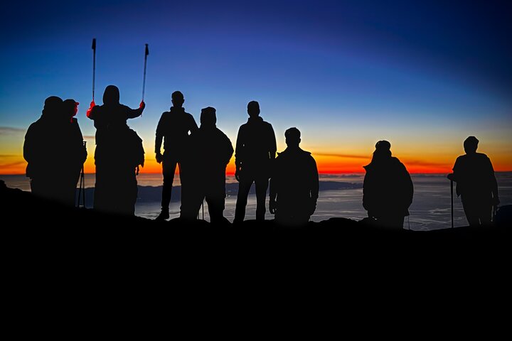 Ascension nocturne du Mont Pico - Atteindre le sommet pour un lever de soleil magique