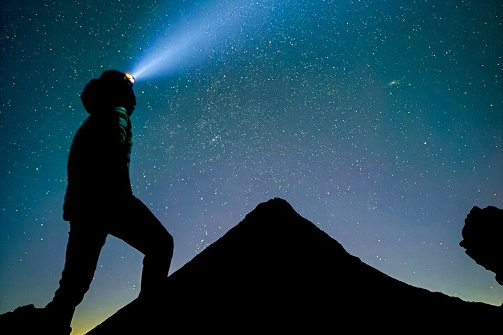 Ascension nocturne du Mont Pico - Atteindre le sommet pour un lever de soleil magique