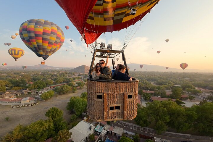 Heißluftballonfahrt über Teotihuacan + Abholung + Frühstück in einer Höhle