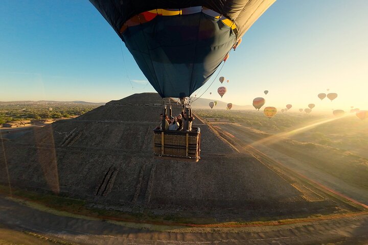 Heißluftballonfahrt über Teotihuacan + Abholung + Frühstück in einer Höhle