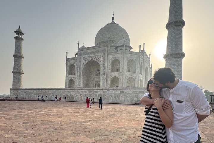 Delhi to Taj Mhal, private car and Guide for same day