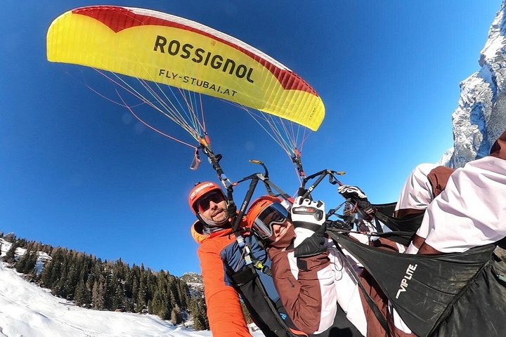 Parapente biplaza en el valle de Neustift Stubai, cerca de Innsbruck