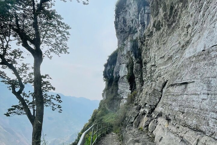 Trekking the White Cliff Ma Pi Long Pass Aventura