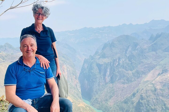 Trekking the White Cliff Ma Pi Long Pass Aventura