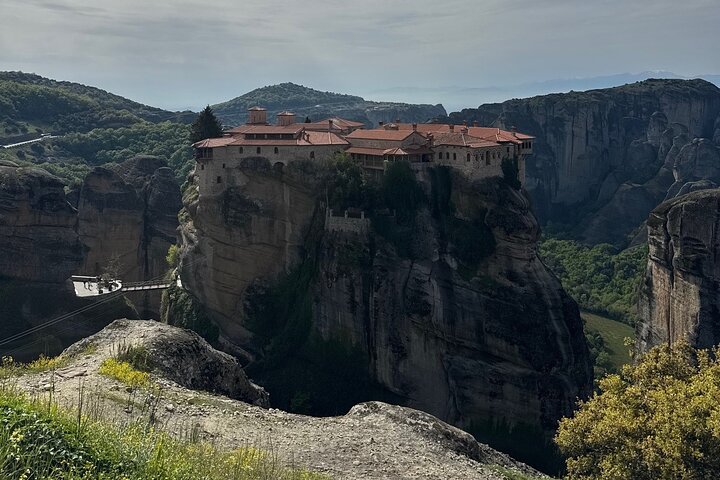De Atenas: viagem de um dia pela história das cavernas e mosteiros de Meteora de trem
