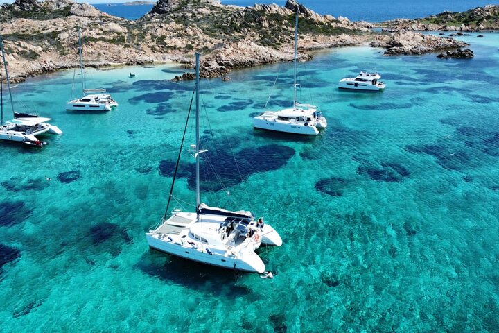 12-meters katamarantur i Maddalena-øgruppen fra Cannigione.