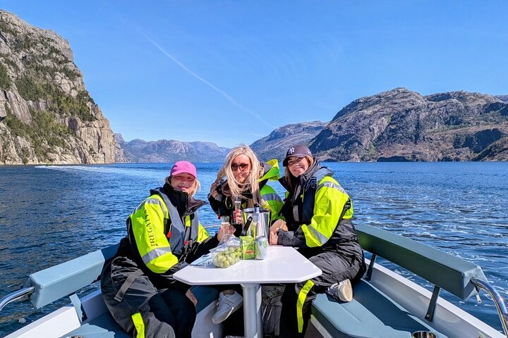 Restauranter i nærheden af Lysefjord Safari on Speedboat