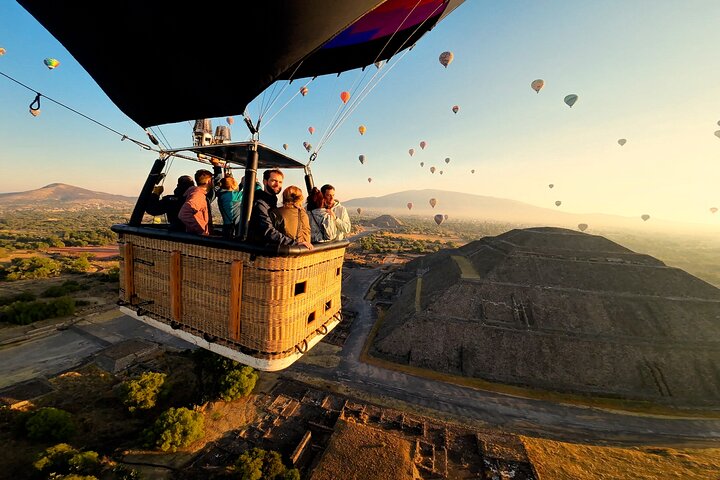 Heißluftballonfahrt über Teotihuacan + Abholung + Frühstück in einer Höhle