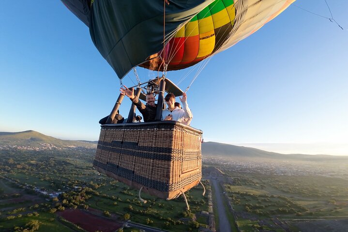 Heißluftballonfahrt über Teotihuacan + Abholung + Frühstück in einer Höhle