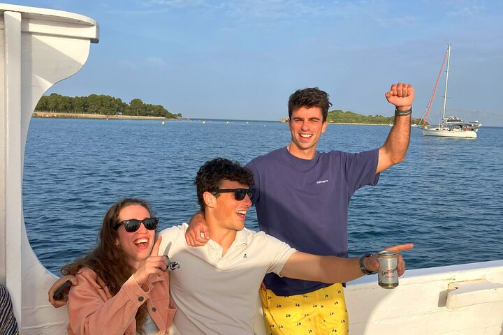 Paseo en barco por la mañana en Alcudia con parada de natación y tapas