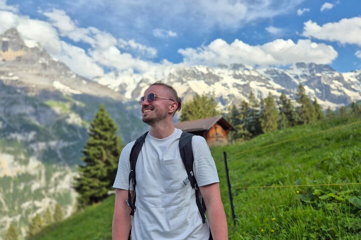 Gemakkelijke plattelandstocht in de Zwitserse Alpen - kindvriendelijk