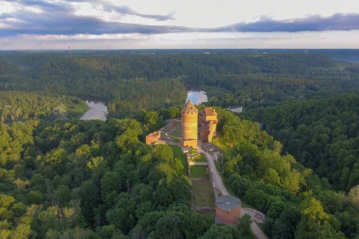 Os melhores spots e degustações de vinhos de Sigulda em uma caverna de areia de Ligatne