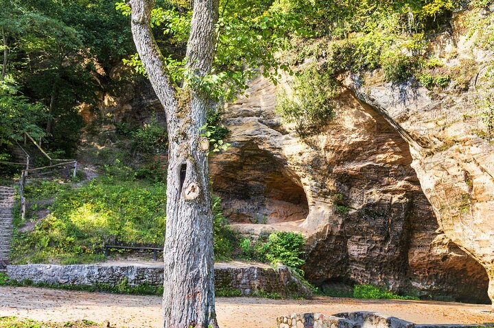Os melhores spots e degustações de vinhos de Sigulda em uma caverna de areia de Ligatne