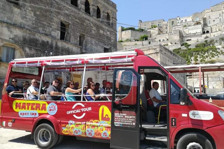 Panoramatour durch die Sassi von Matera im offenen Bus mit Höhlenhaus