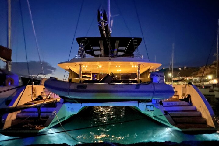 Crucero al atardecer en catamarán con comida, bebidas y traslado