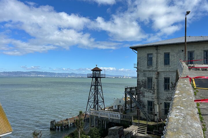 Tour interior de Alcatraz con ferry, audio gratuito y opción nocturna