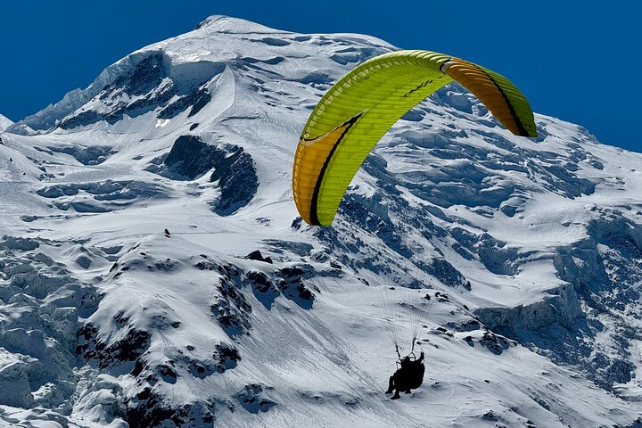 Vuelo en parapente biplaza en Chamonix frente al Mont Blanc