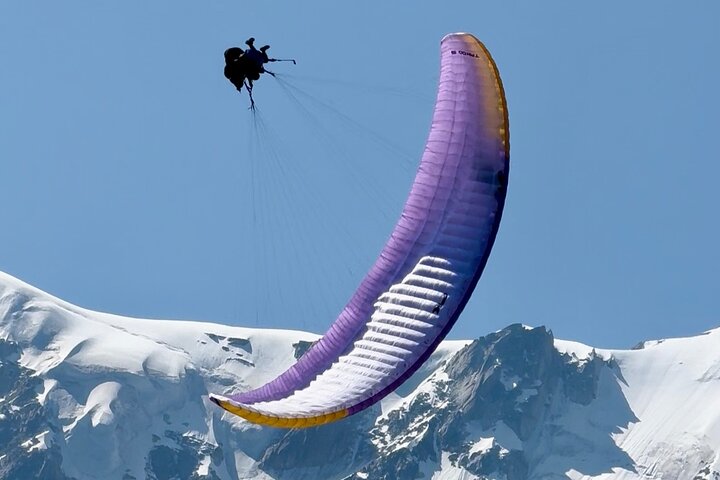 Vuelo en parapente biplaza en Chamonix frente al Mont Blanc