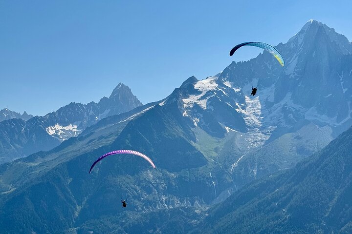 Vuelo en parapente biplaza en Chamonix frente al Mont Blanc