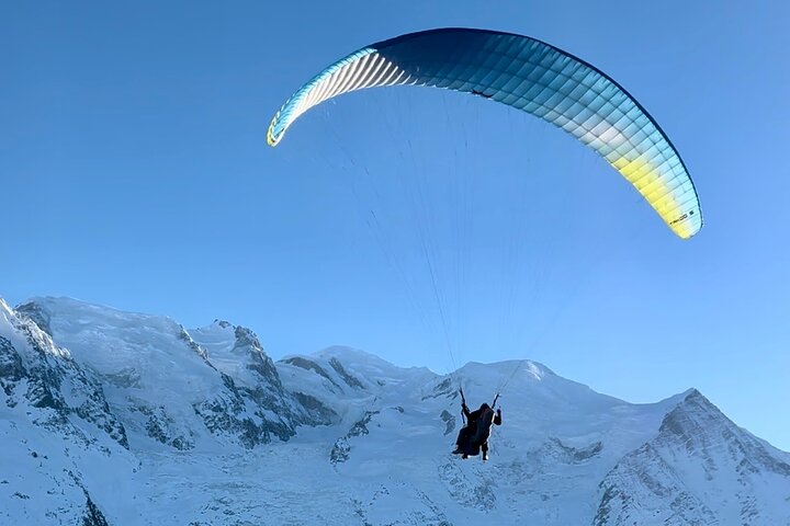 Vuelo en parapente biplaza en Chamonix frente al Mont Blanc
