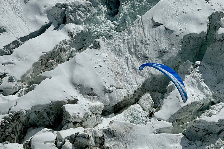 Vuelo en parapente biplaza en Chamonix frente al Mont Blanc