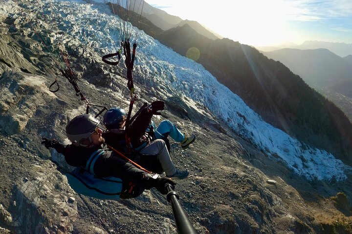 Vuelo en parapente biplaza en Chamonix frente al Mont Blanc