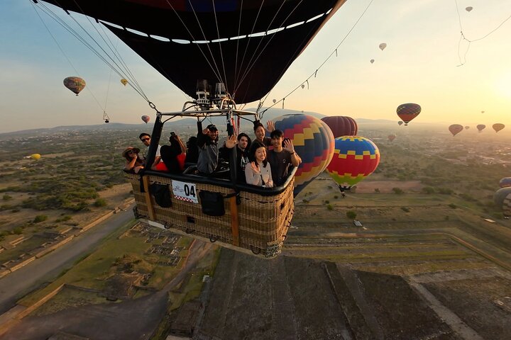 Heißluftballonfahrt über Teotihuacan + Abholung + Frühstück in einer Höhle