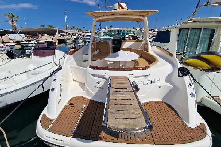 Solnedgång på en yacht på Torrevieja-kusten med champagne