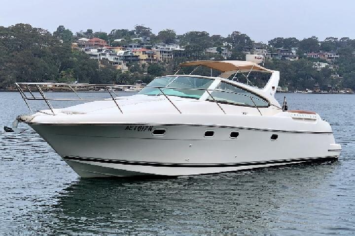 Solnedgång på en yacht på Torrevieja-kusten med champagne