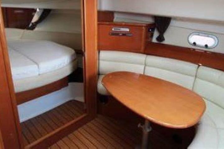 Solnedgång på en yacht på Torrevieja-kusten med champagne