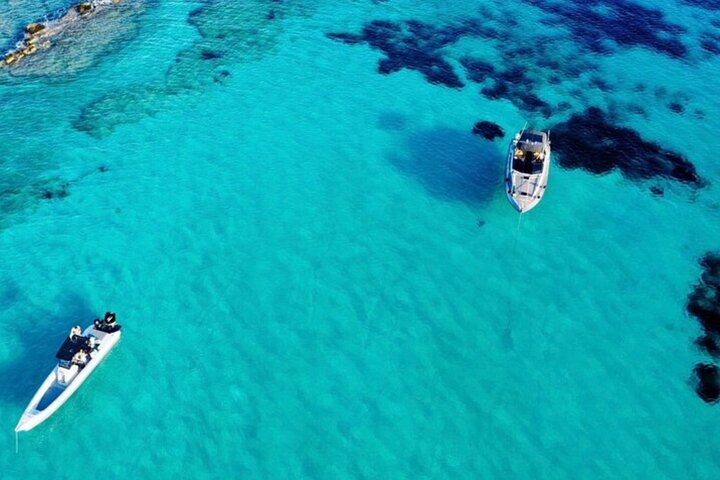 Antiparos Odyssey: Cuevas, laguna azul y encantos costeros|Excursión en barco
