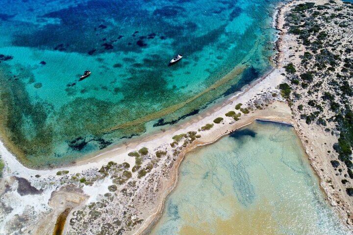 Antiparos Odyssey: Cuevas, laguna azul y encantos costeros|Excursión en barco
