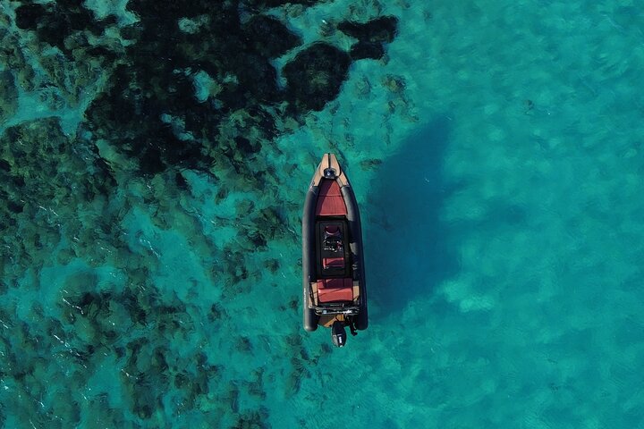 Antiparos Odyssey: Cuevas, laguna azul y encantos costeros|Excursión en barco