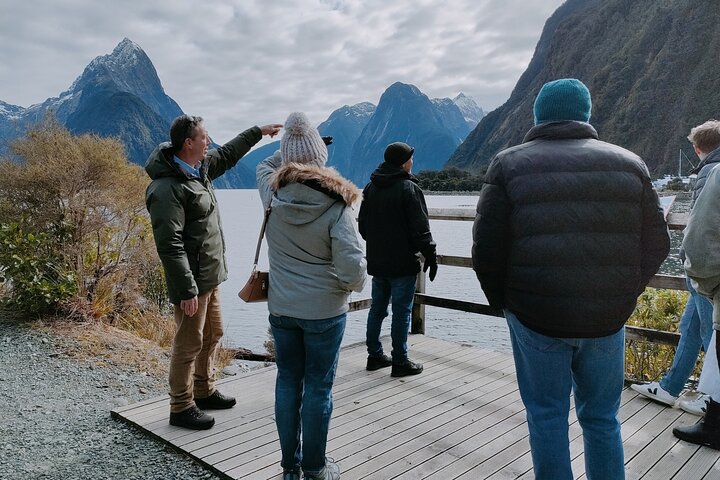 Milford Sound Flug und Kreuzfahrt ab Queenstown (inkl. Mittagessen)
