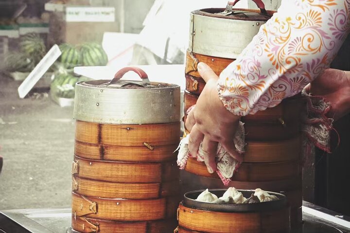 Authentic Street Food Walk with Seasonal Delicacies in Nanjing