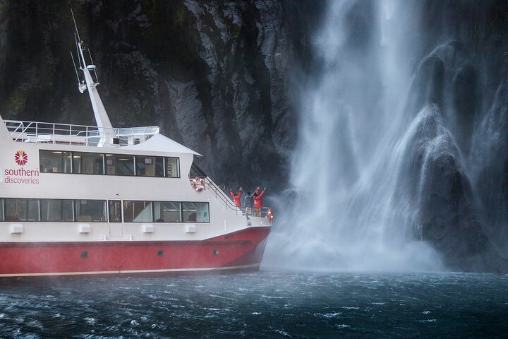 Milford Sound Flug und Kreuzfahrt ab Queenstown (inkl. Mittagessen)