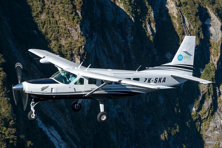 Milford Sound Flug und Kreuzfahrt ab Queenstown (inkl. Mittagessen)