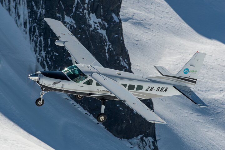 Milford Sound Flug und Kreuzfahrt ab Queenstown (inkl. Mittagessen)