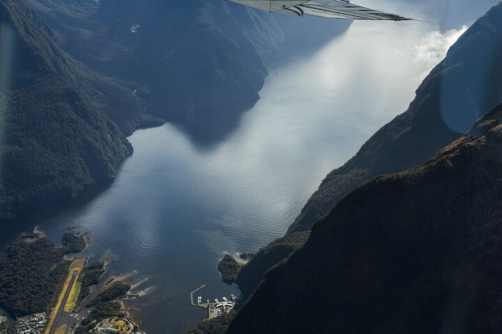 Milford Sound Flug und Kreuzfahrt ab Queenstown (inkl. Mittagessen)