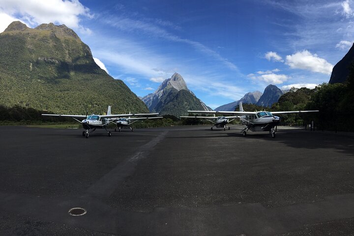 Milford Sound Flug und Kreuzfahrt ab Queenstown (inkl. Mittagessen)