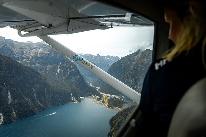 Milford Sound Flug und Kreuzfahrt ab Queenstown (inkl. Mittagessen)
