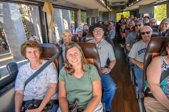 Tour del Monte Rushmore e delle Black Hills con due pasti e uno spettacolo di varietà musicale