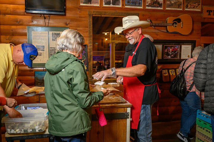Tour del Monte Rushmore e delle Black Hills con due pasti e uno spettacolo di varietà musicale