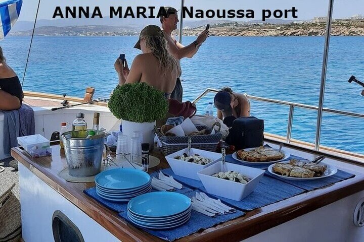 Excursion en bateau d'une demi-journée à Paros au départ du port et de la baie de Naoussa .