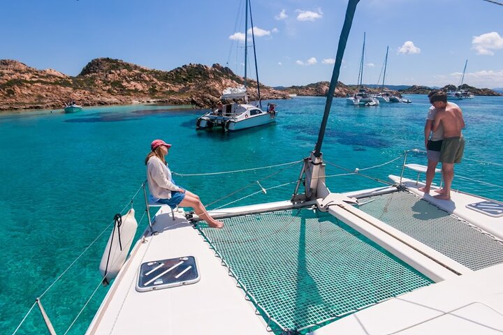 12-meters katamarantur i Maddalena-øgruppen fra Cannigione.