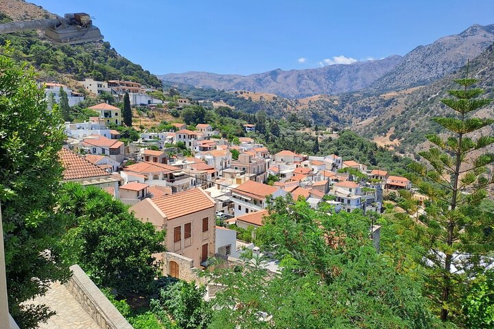 Kournas Lake Argiroupolis en olijfoliefabriek uit Rethymno