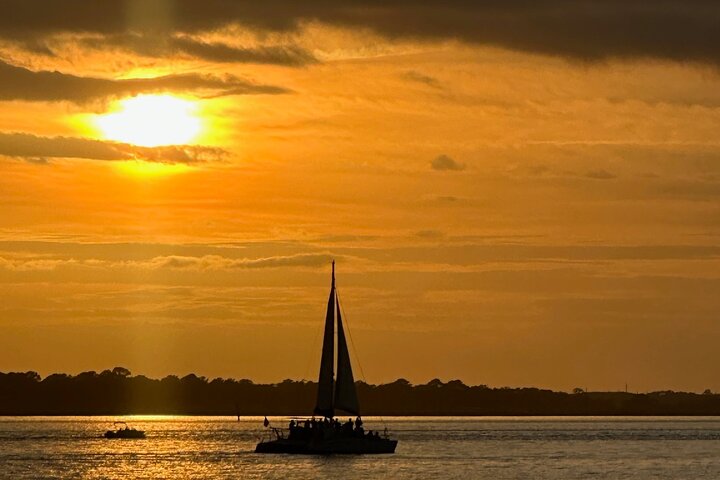 Hoteller i nærheten av Charleston Iconic Sunset Sail - Lux Catamaran w/Bar & Bad