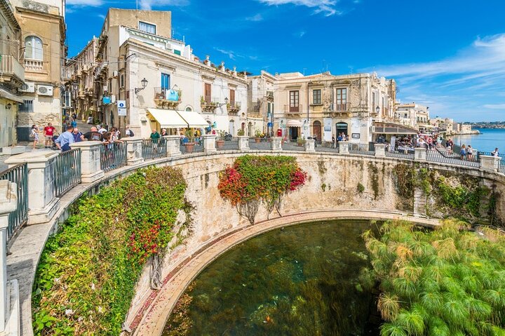 Catania flygplatstransfer ↔ Syracuse, Taormina eller Giardini Naxos