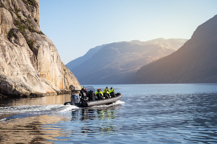 RIB aventura no Lysefjord com passeio turístico pelo fiorde