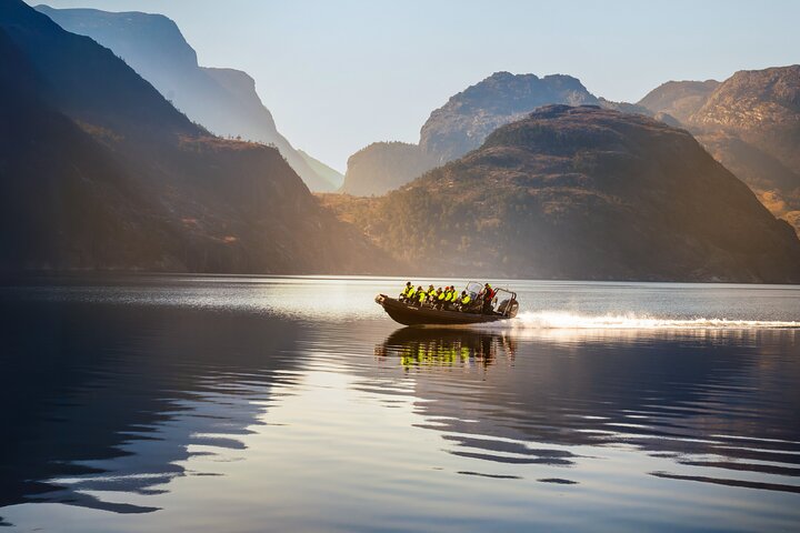 RIB aventura no Lysefjord com passeio turístico pelo fiorde